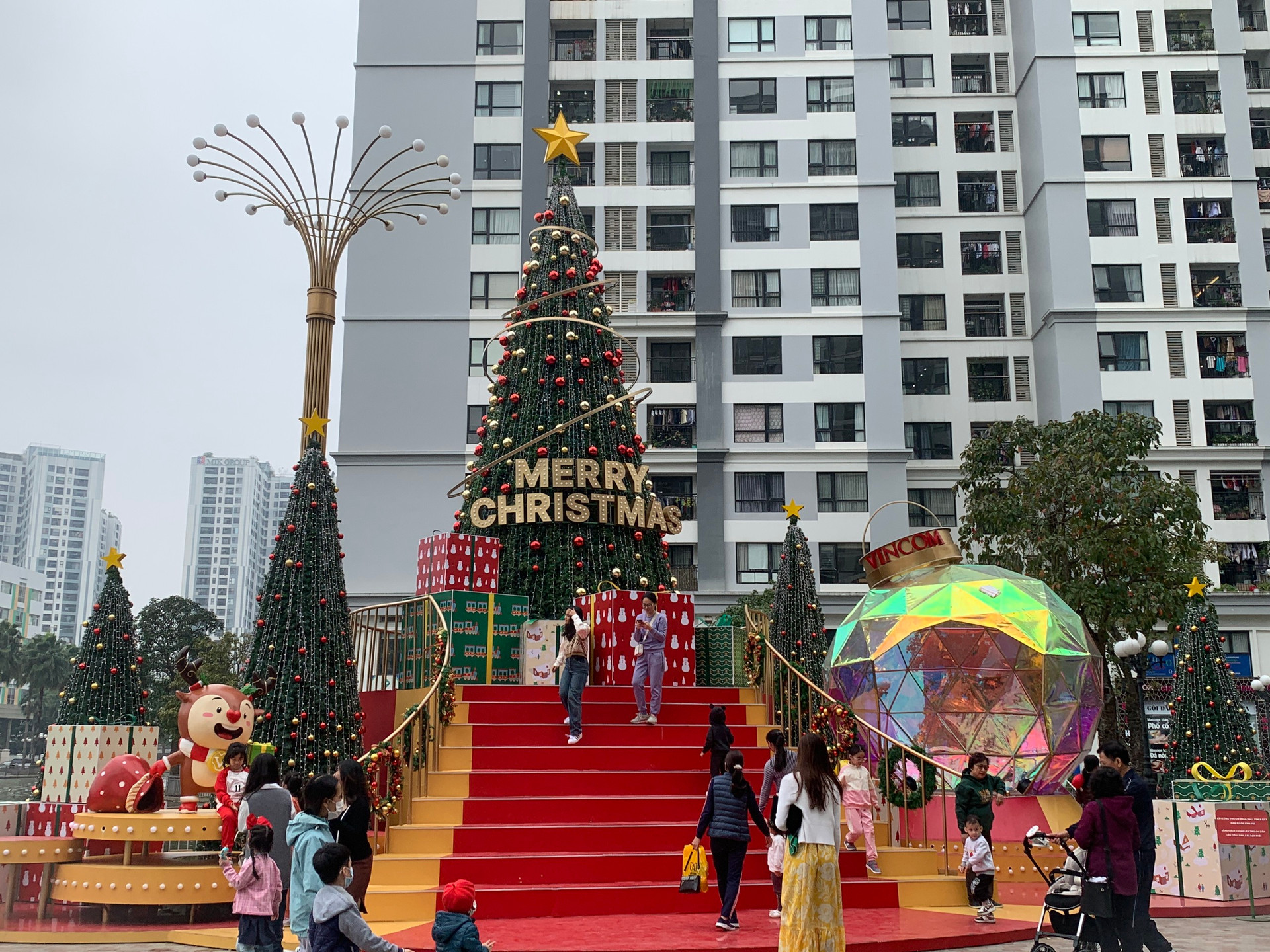 Khu vực trang trí Giáng sinh tại khu đô thị Times City (Hai Bà Trưng, Hà Nội). Ảnh: Nhật Minh