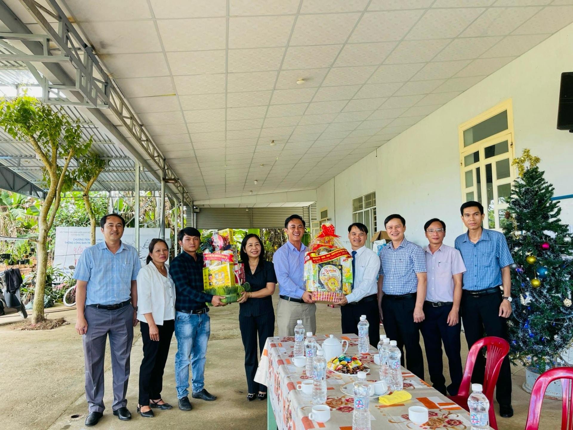 Đồng chí Phan Đức Thái – Phó Bí thư Thường trực Huyện ủy Đạ Tẻh thăm, chúc mừng Giáng sinh tại các cơ sở tôn giáo trên địa bàn.