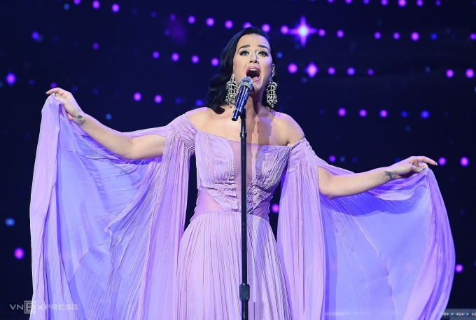 Katy Perry trình diễn bài hát hit khiến khán phòng sôi động. Ảnh: Giang Huy