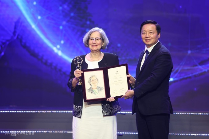 Phó thủ tướng Trần Hồng Hà trao giải cho Giáo sư Susan Solomon. Ảnh: Giang Huy