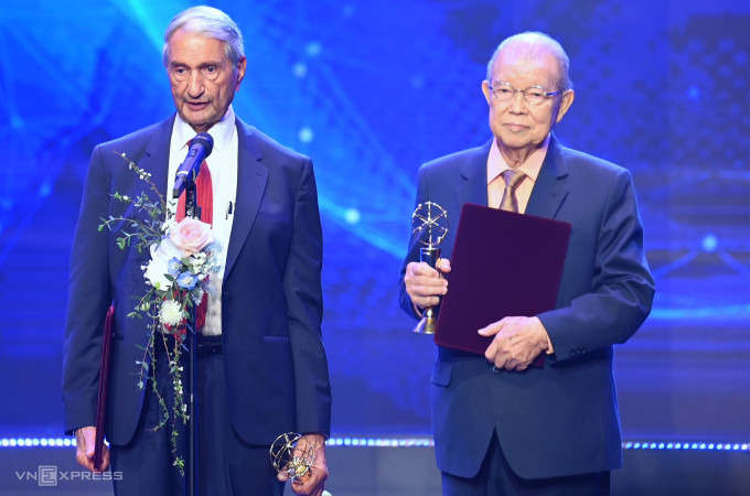 GS. TS Võ Tòng Xuân (phải) và Giáo sư Gurdev Singh Khush nhận giải thưởng. Ảnh: Giang Huy