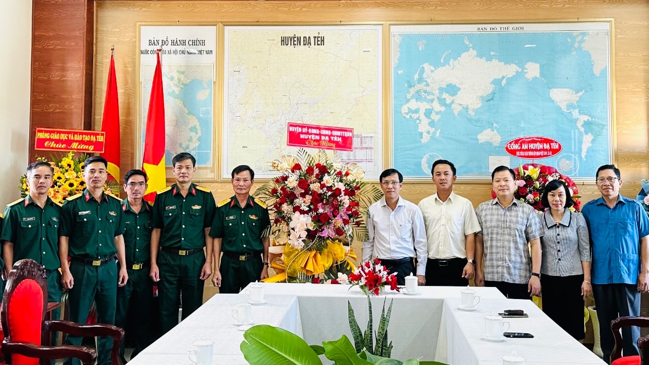Lãnh đạo huyện Đạ Tẻh tặng lẵng hoa tươi thắm, chúc mừng Ban Chỉ huy Quân sự huyện nhân ngày thành lập Quân đội Nhân dân Việt Nam