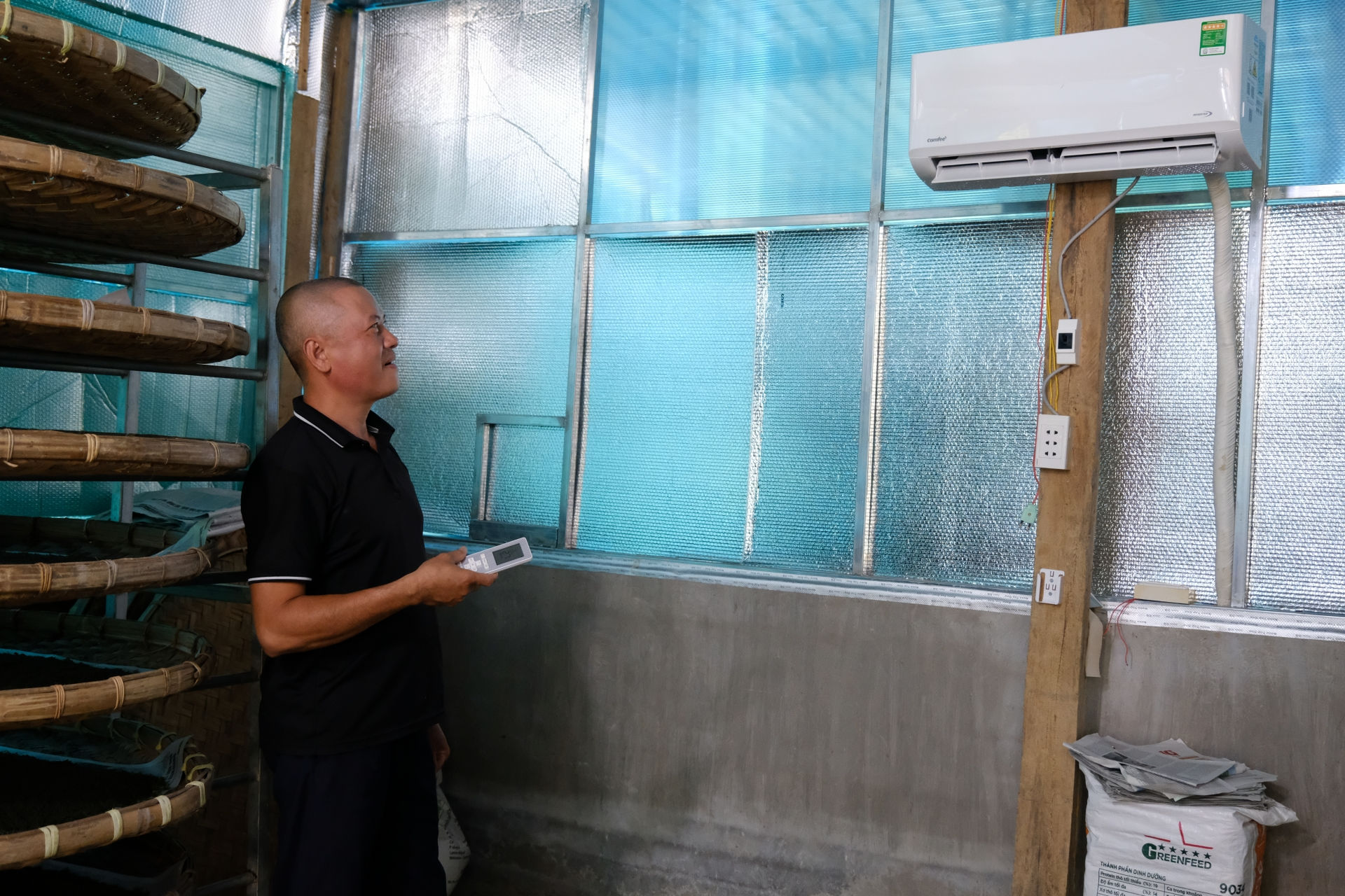 Nhiệt độ và độ ẩm trong nhà tằm được điều chỉnh cho phù hợp với con tằm