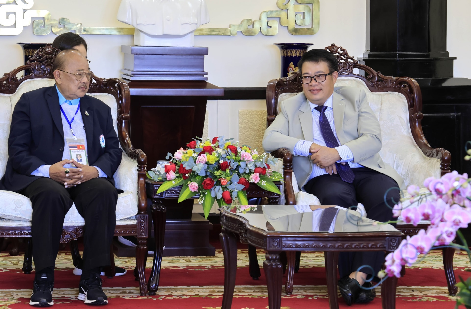 Phó Chủ tịch UBND tỉnh Nguyễn Ngọc Phúc trao đổi với Chủ tịch Hiệp hội Truyền thông địa phương Thái Lan.