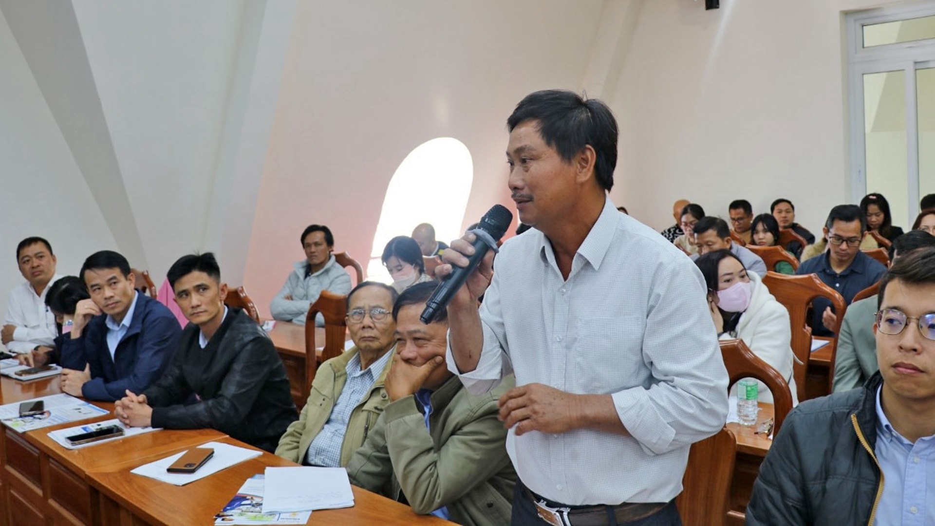 Các doanh nghiệp đặt câu hỏi trực tiếp tại hội nghị
