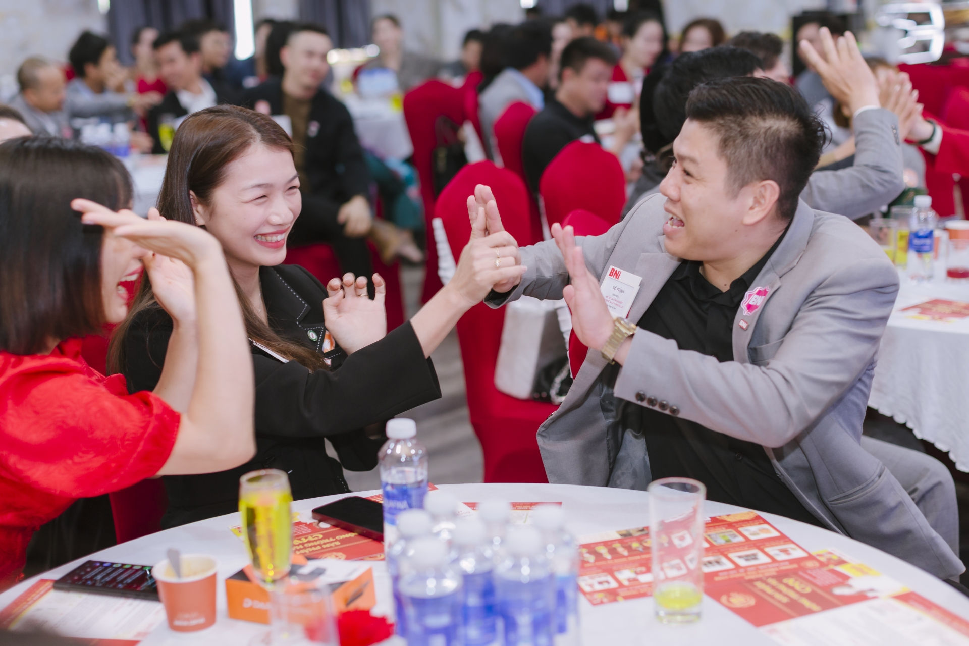 Các doanh nghiệp vui vẻ cùng kết nối với nhau