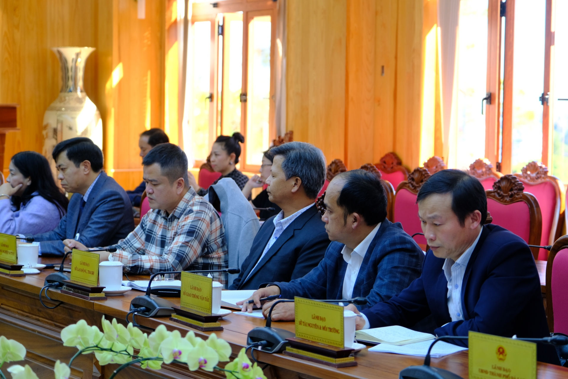 Đại diện lãnh đạo các sở, ngành tham dự buổi làm việc.