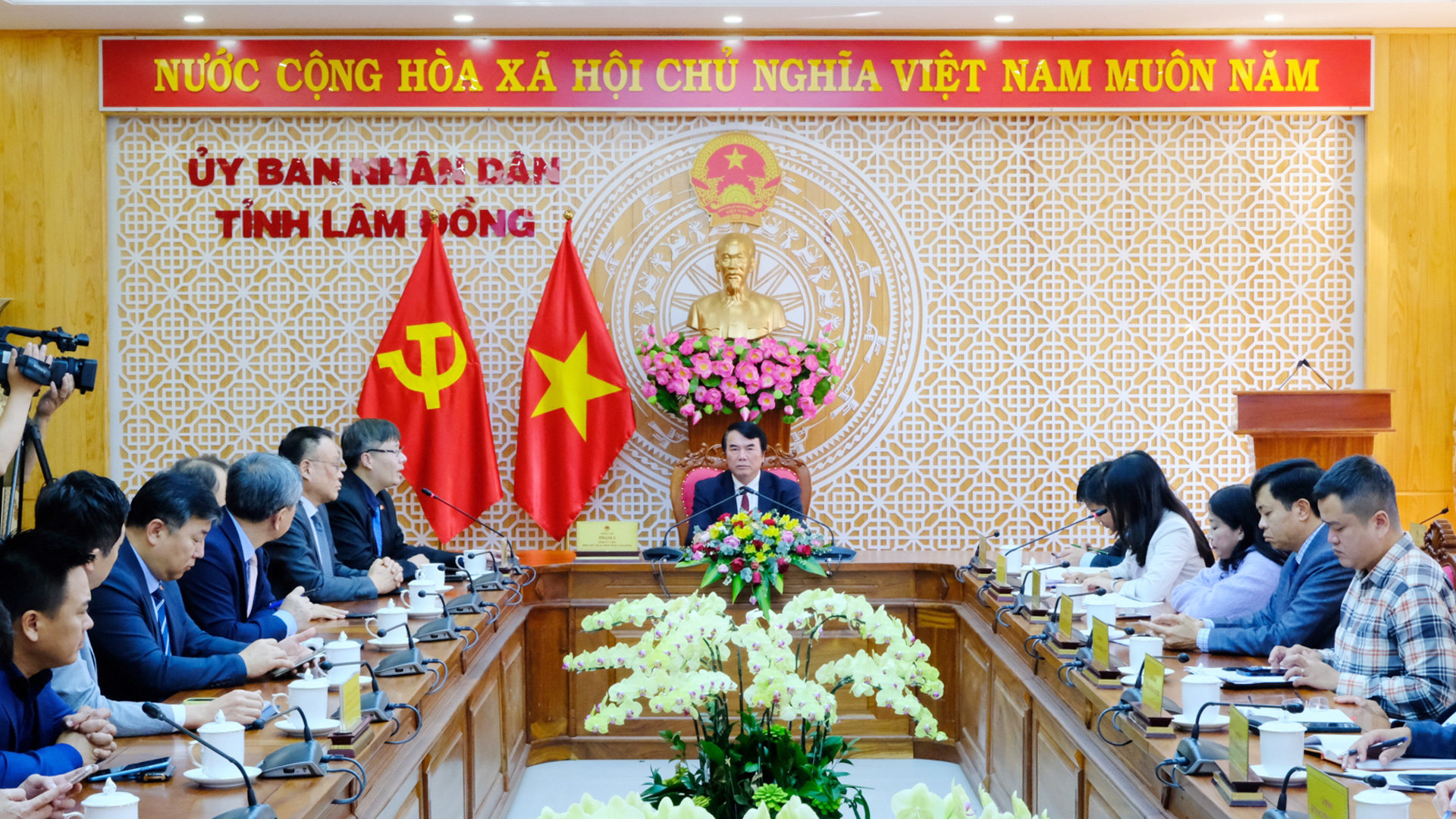 Phó Chủ tịch UBND tỉnh Lâm Đồng Phạm S chủ trì buổi làm việc