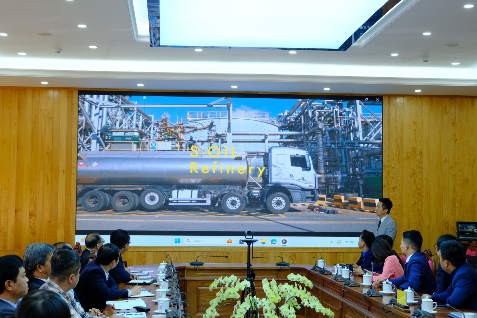 Đại diện thành viên trong đoàn công tác VKBIA trao đổi, giới thiệu về công ty.
