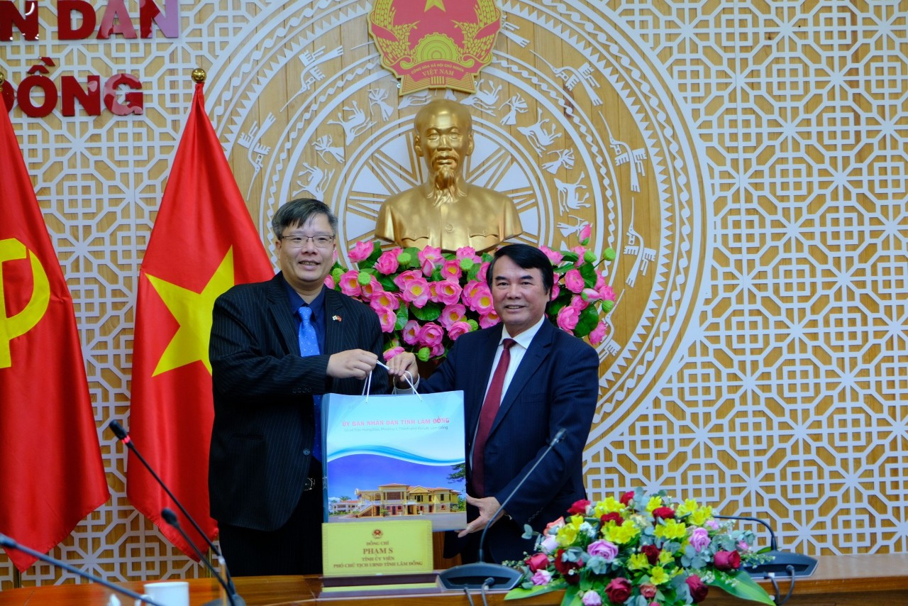 Đại diện Đoàn công tác tặng quà lưu niệm cho UBND tỉnh