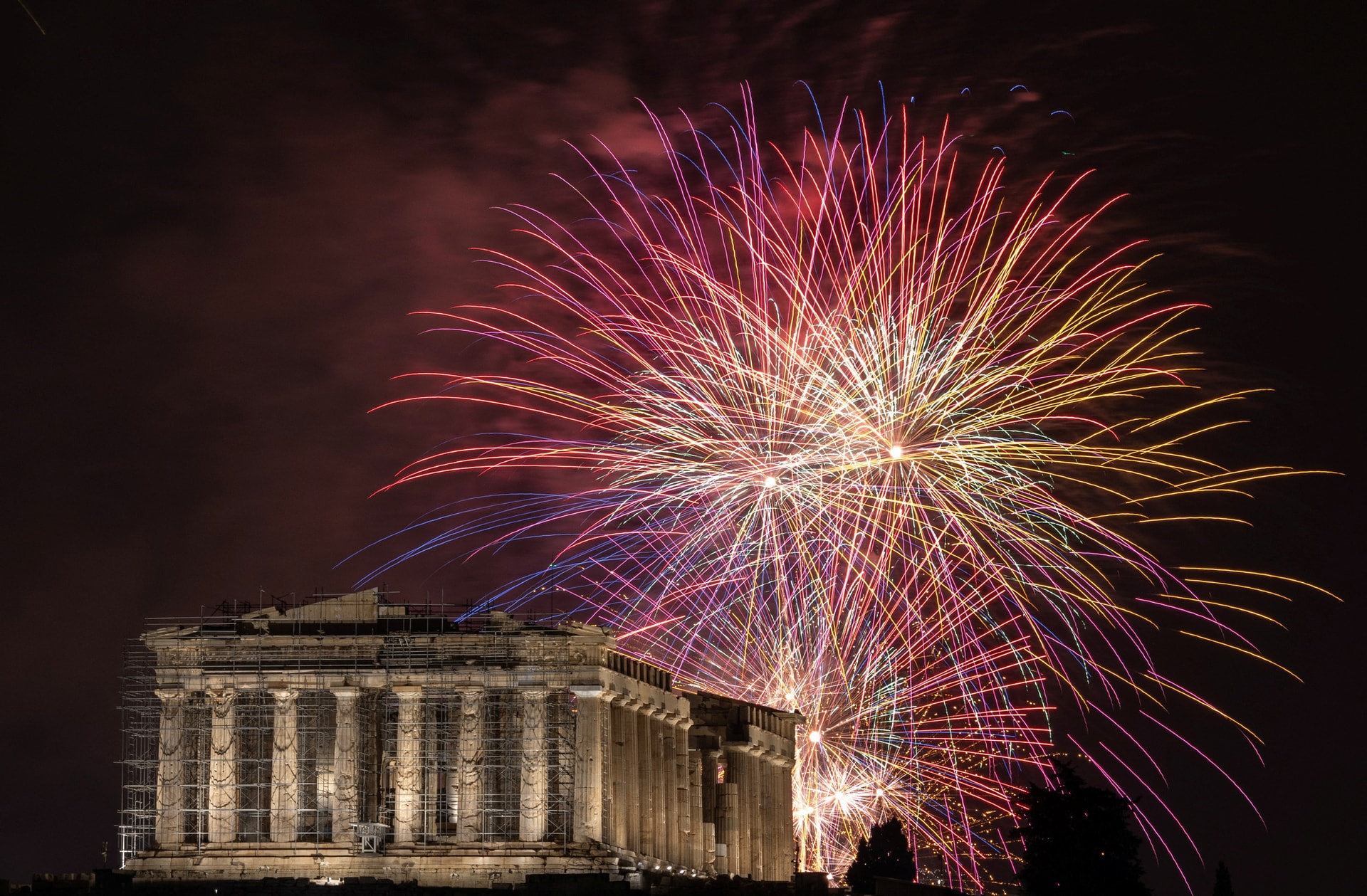 Pháo hoa rực rỡ trên bầu trời Athens, Hy Lạp ngày 1-1-2024 - Ảnh: REUTERS