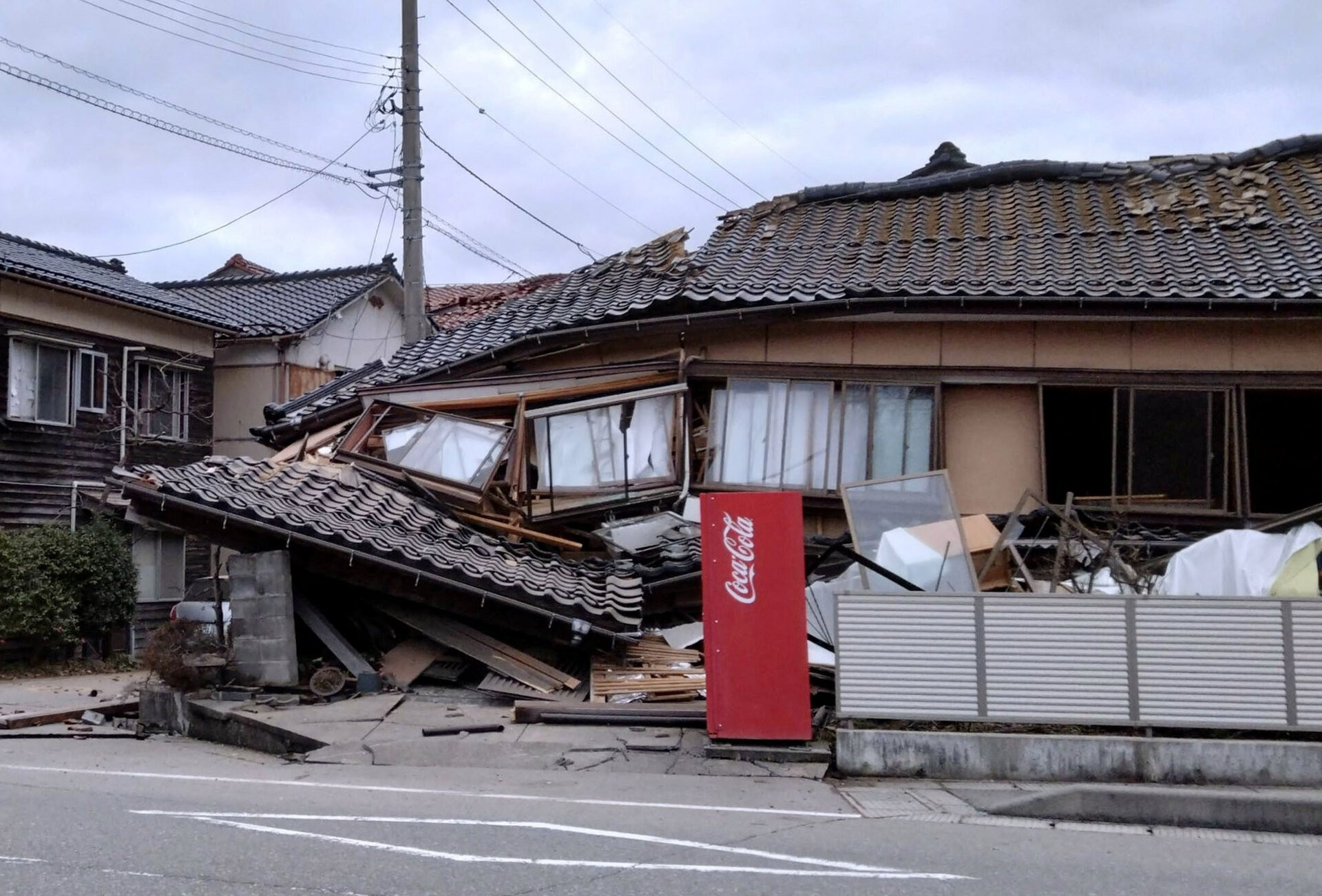 Động đất Nhật Bản: Mặt đường đứt gãy, toà nhà đổ nát, hoả hoạn kéo dài - 12
