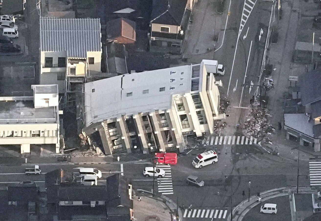 Động đất Nhật Bản: Mặt đường đứt gãy, toà nhà đổ nát, hoả hoạn kéo dài - 2