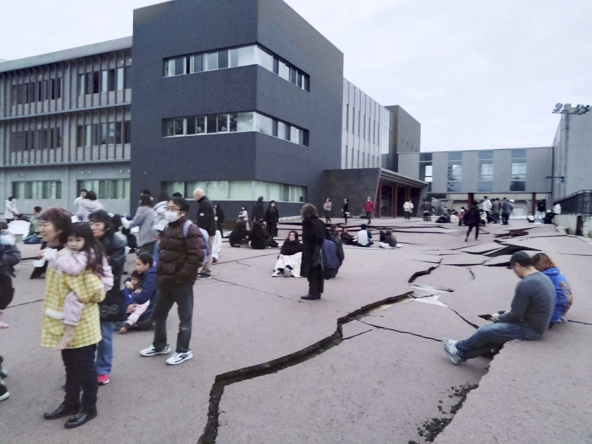 Động đất Nhật Bản: Mặt đường đứt gãy, toà nhà đổ nát, hoả hoạn kéo dài - 4