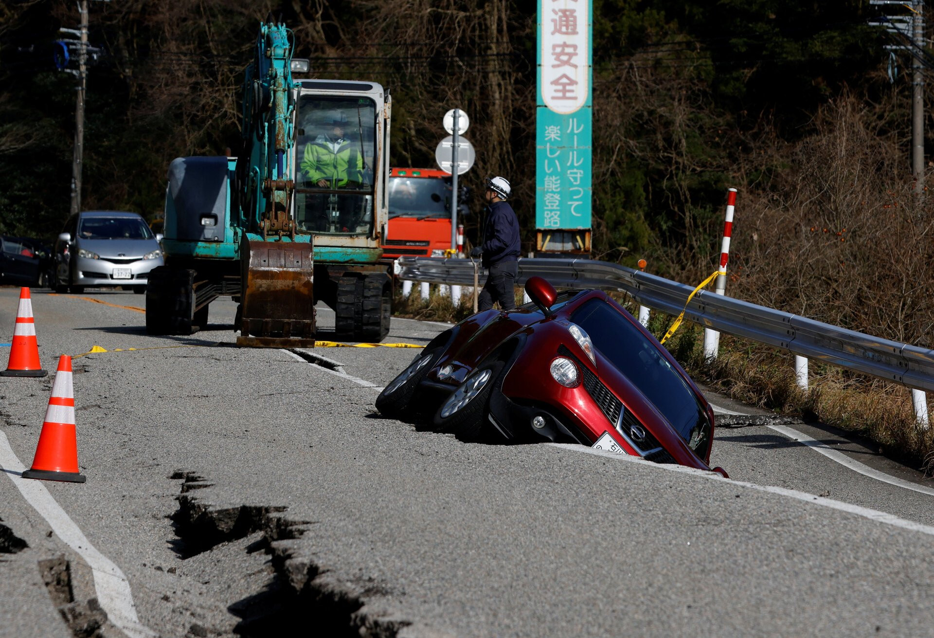 Động đất Nhật Bản: Mặt đường đứt gãy, toà nhà đổ nát, hoả hoạn kéo dài - 6