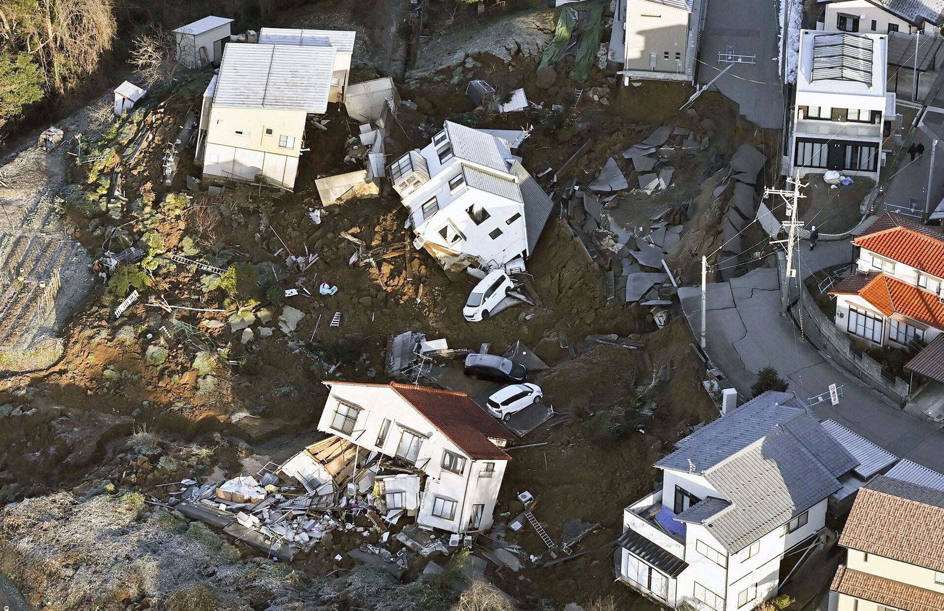 Động đất Nhật Bản: Mặt đường đứt gãy, toà nhà đổ nát, hoả hoạn kéo dài - 7