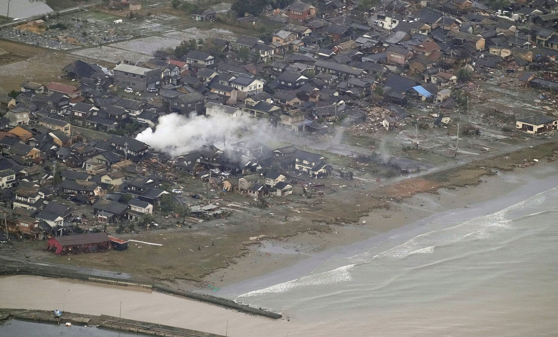 Động đất Nhật Bản: Mặt đường đứt gãy, toà nhà đổ nát, hoả hoạn kéo dài - 11