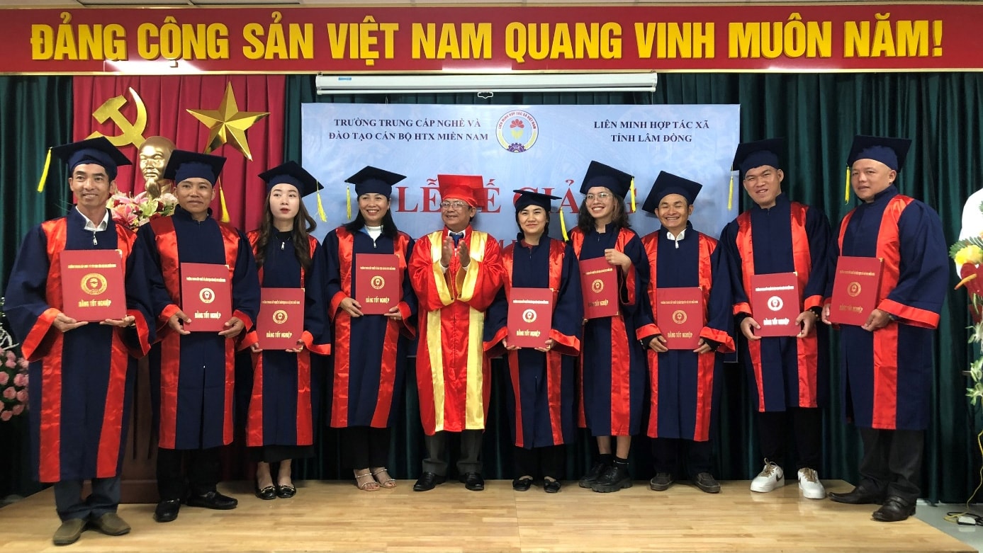 Trao bằng tốt nghiệp cho các học viên là cán bộ HTX