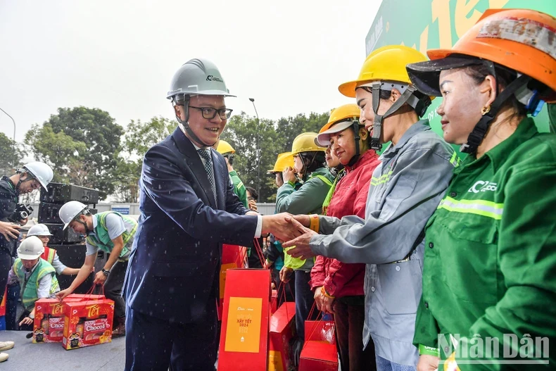 Trao tặng gần 1.800 phần quà Tết cho công nhân tại Hưng Yên trong chương trình Xây Tết 2024 ảnh 4