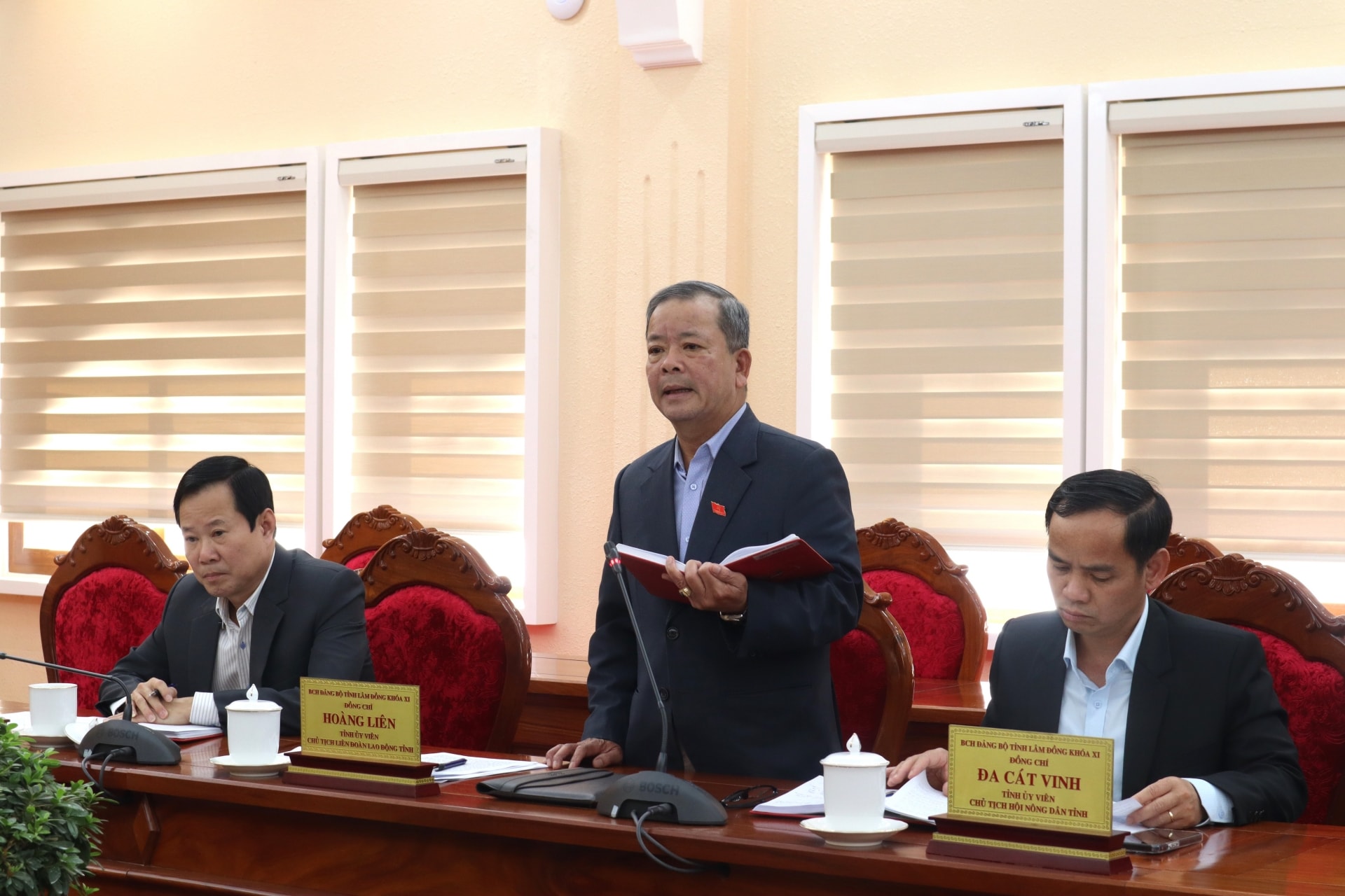 Lãnh đạo Liên đoàn Lao động tỉnh trình bày kiến nghị, đề xuất tại Hội nghị