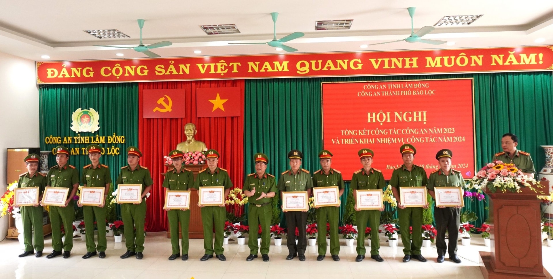 Các tập thể Công an TP Bảo Lộc nhận khen thưởng trong Phong trào thi đua quyết thắng