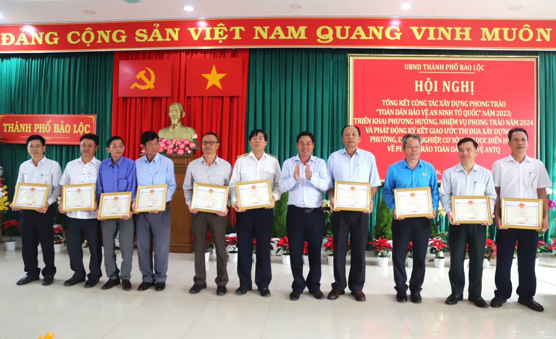 Phó Bí thư Thường trực Thành ủy Bảo Lộc Nghiêm Xuân Đức trao khen thưởng cho các tập thể
