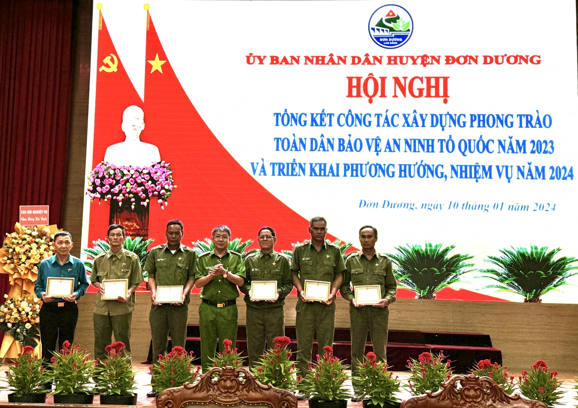 Thượng tá Tào Nguyễn Quang Minh- Trưởng Công an huyện Đơn Dương trao tặng Kỷ niệm chương