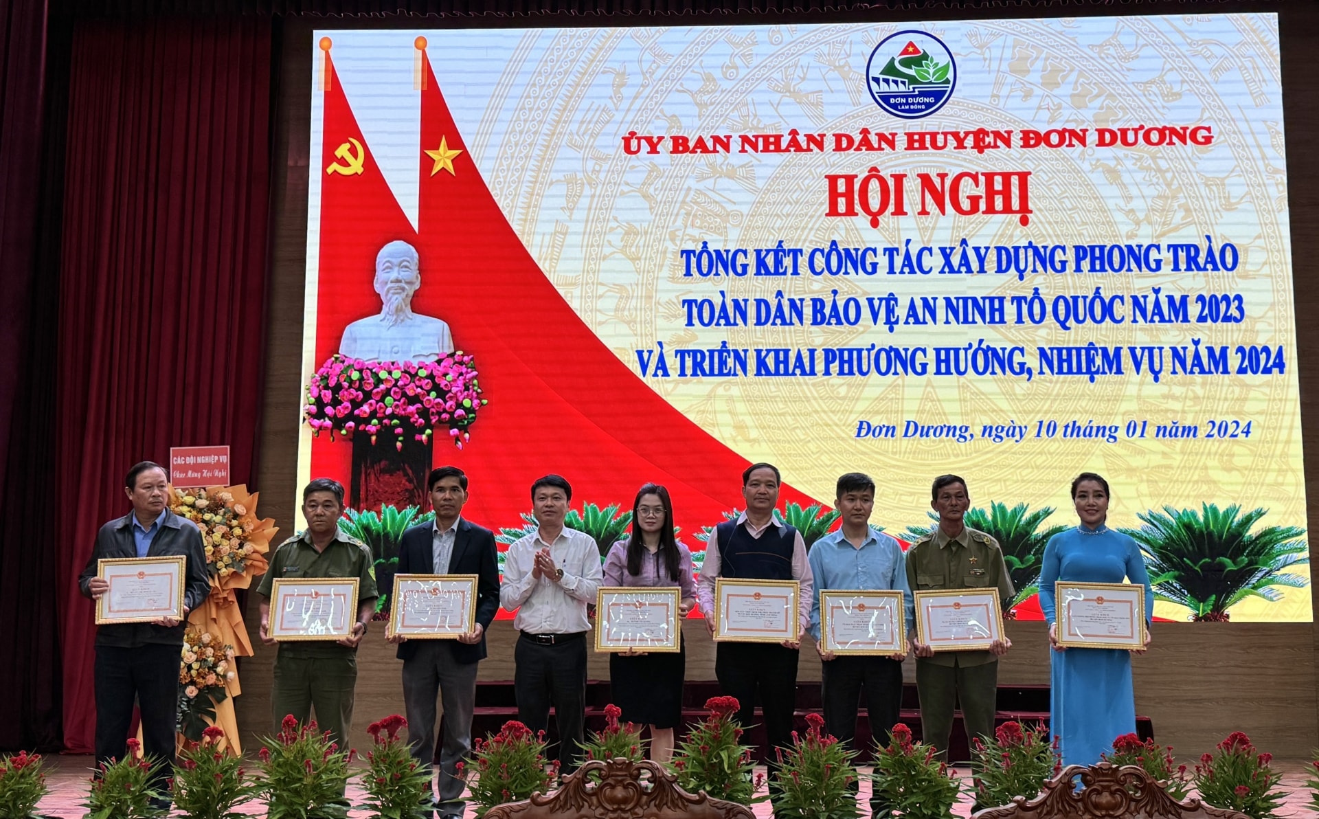 Đồng chí Trần Hùng Dũng- Phó Chủ tịch UBND huyện Đơn Dương trao Bằng khen của Giám đốc Công an tỉnh cho các tập thể, cá nhân có thành tích trong Phong trào Toàn dân bảo vệ an ninh Tổ quốc