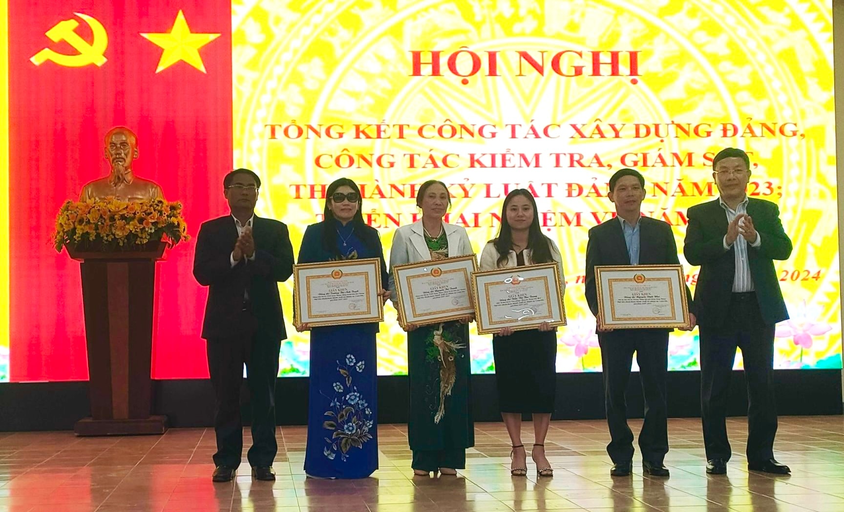 Đồng chí Ya Tiong – Phó Bí thư Thường trực Huyện ủy và đồng chí Bùi Thế - Phó Bí thư Huyện ủy, Chủ tịch UBND huyện tặng giấy khen cho các đảng viên hoàn thành xuất sắc nhiệm vụ 5 năm liền 