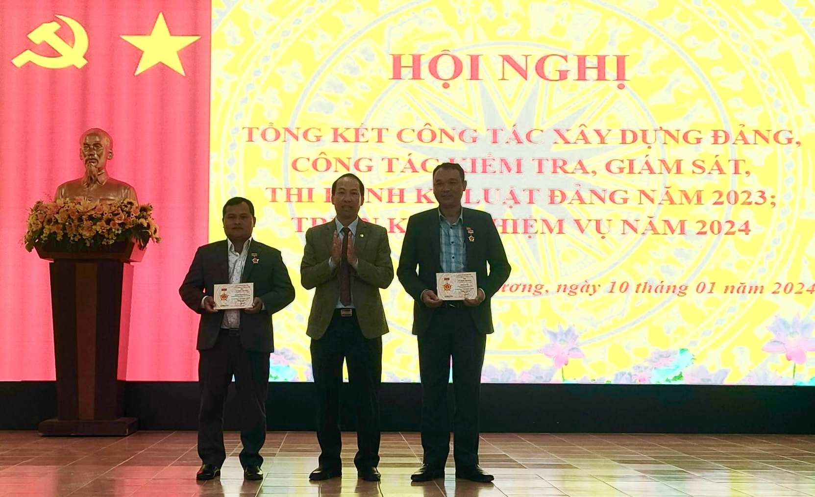 Đồng chí Sử Thanh Hoài – Bí thư Huyện ủy, Chủ tịch HĐND huyện trao Kỷ niệm chương “Vì sự nghiệp kiểm tra Đảng” của Ủy ban Kiểm tra Trung ương cho các đảng viên 