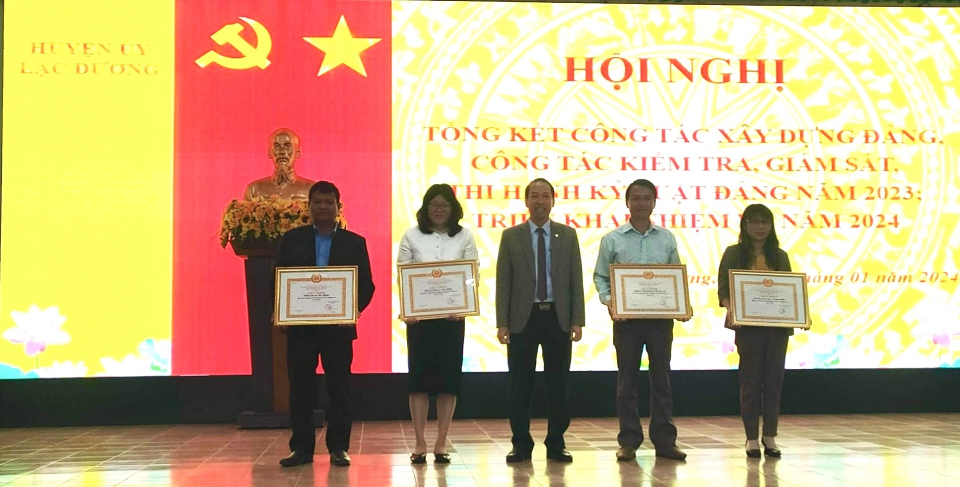 Đồng chí Sử Thanh Hoài – Bí thư Huyện ủy, Chủ tịch HĐND huyện tặng giấy khen cho các TCCS đảng hoàn thành xuất sắc nhiệm vụ năm 2023 