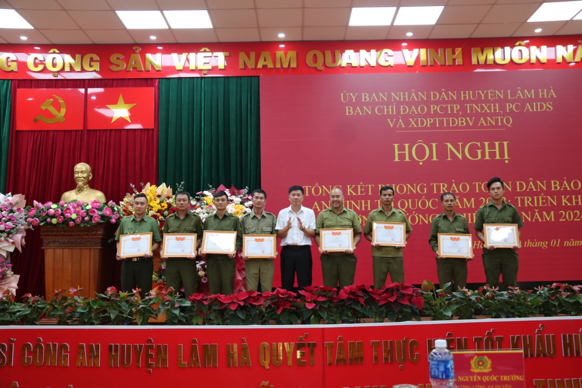 Trao giấy khen của Công an tỉnh cho các tập thể