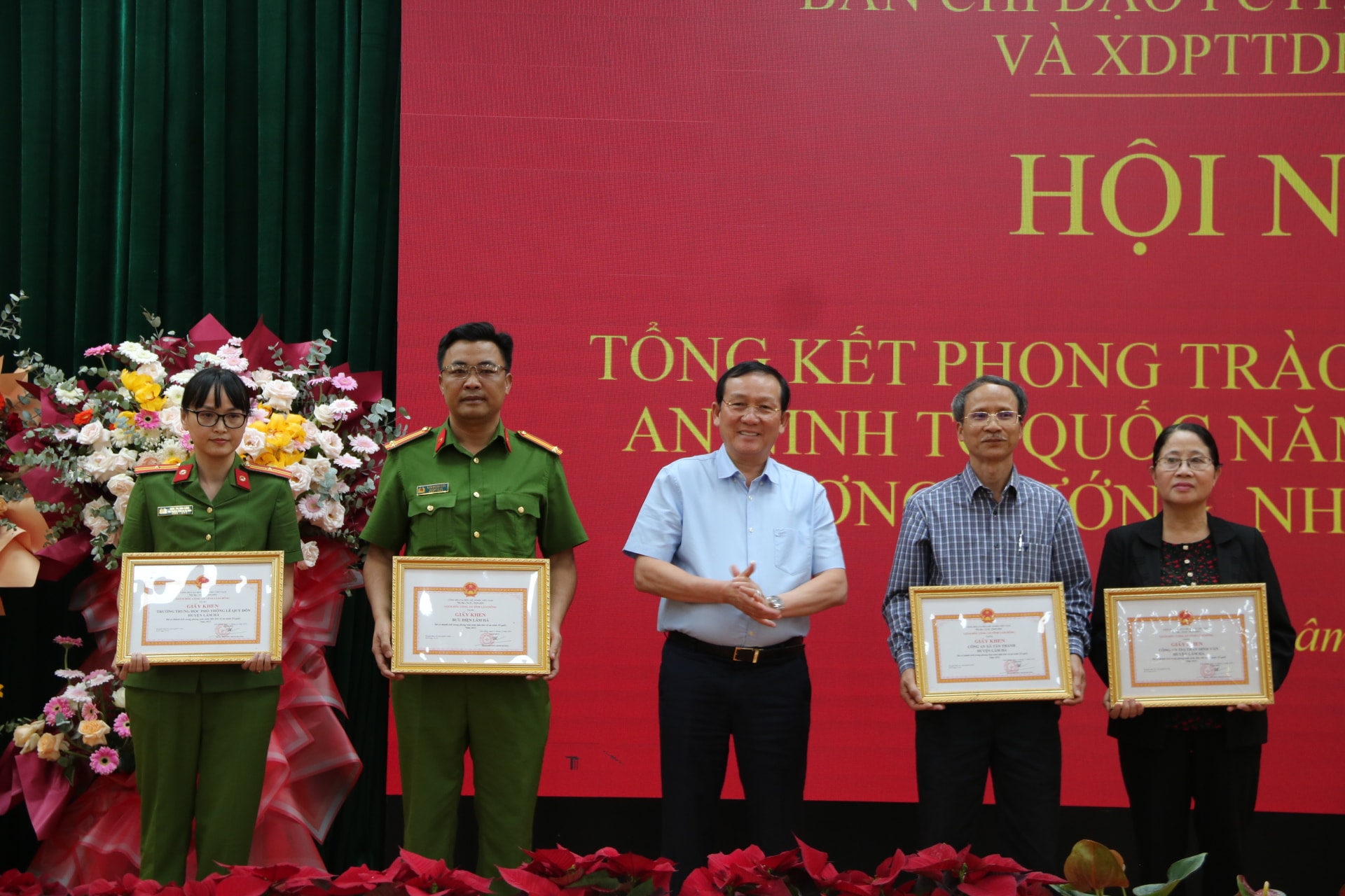 Trao giấy khen