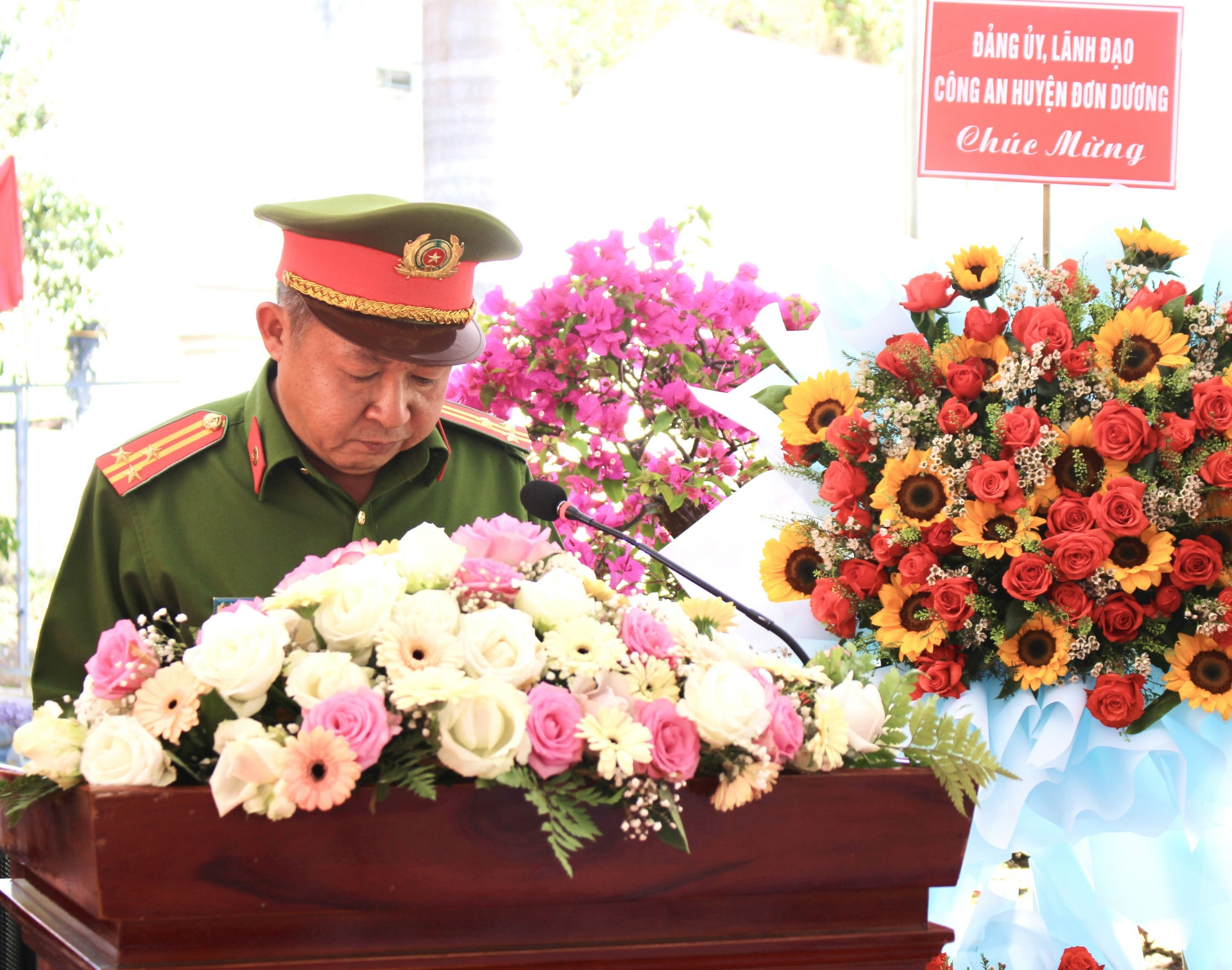 Thượng tá Tào Nguyễn Quang Minh- Trưởng Công an huyện báo cáo tình hình thực hiện đảm bảo ANTT và Đề an 06 tại xã Ka Đô