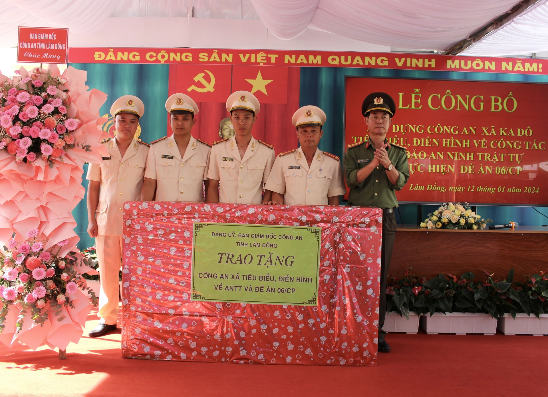 Đại Tá Nguyễn Quang Thống- Phó Giám đốc Công an tỉnh Lâm Đồng trao tặng quà cho Công an xã Ka Đô