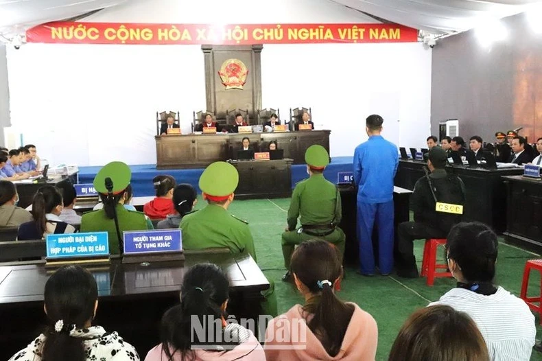 Xét xử sơ thẩm công khai vụ tấn công khủng bố trụ sở xã tại Đắk Lắk: Tiếp tục thẩm vấn, xét hỏi các bị cáo ảnh 7