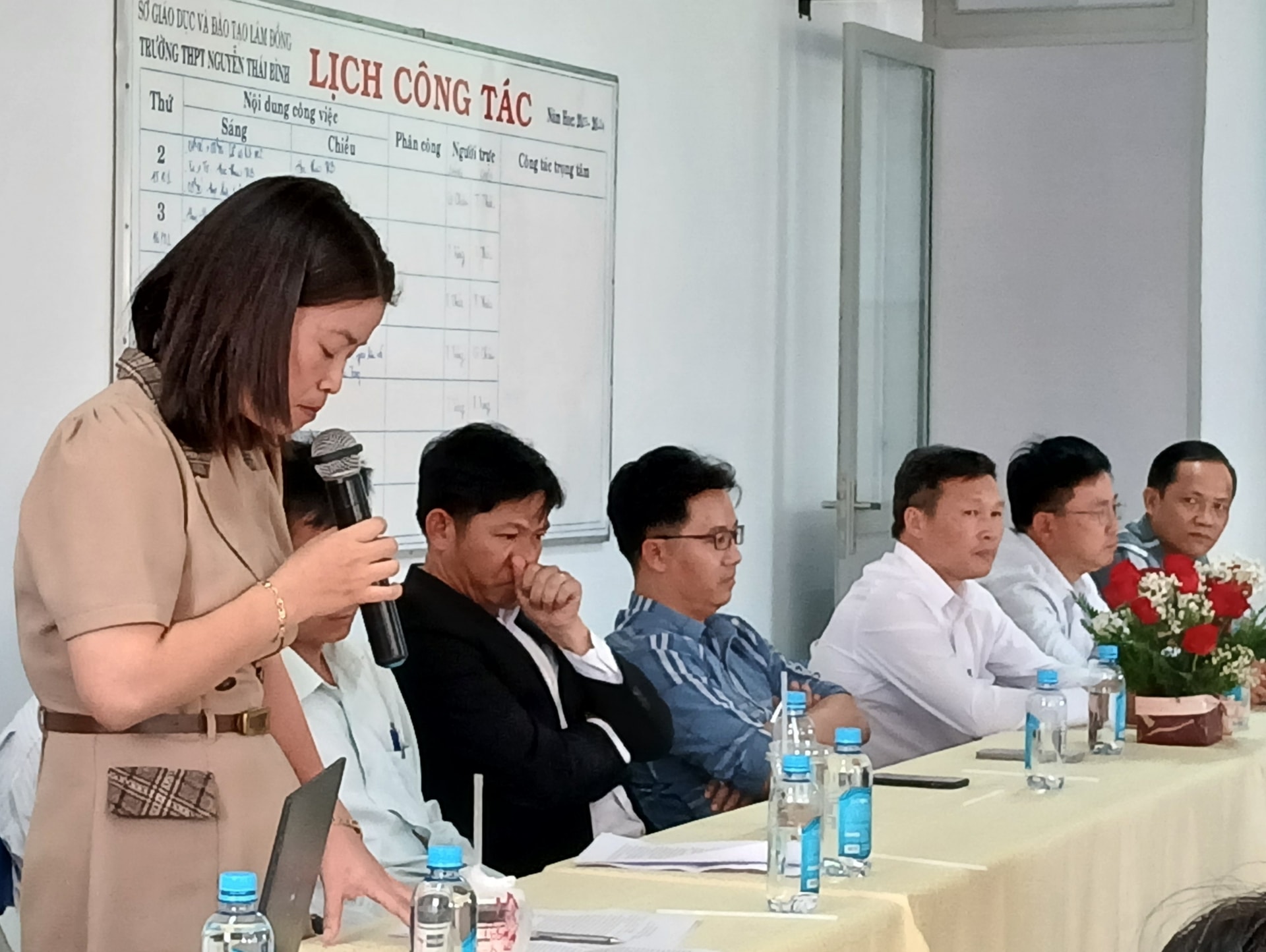 Cán bộ Công đoàn Trường THPT Đức Trọng tham gia đóng góp ý kiến.