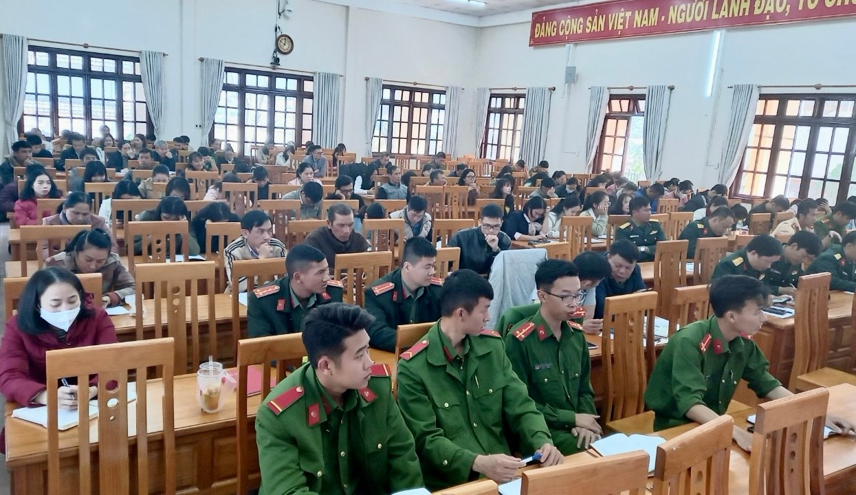 Các đại biểu tham gia học tập trực tiếp tại Hội trường Huyện ủy