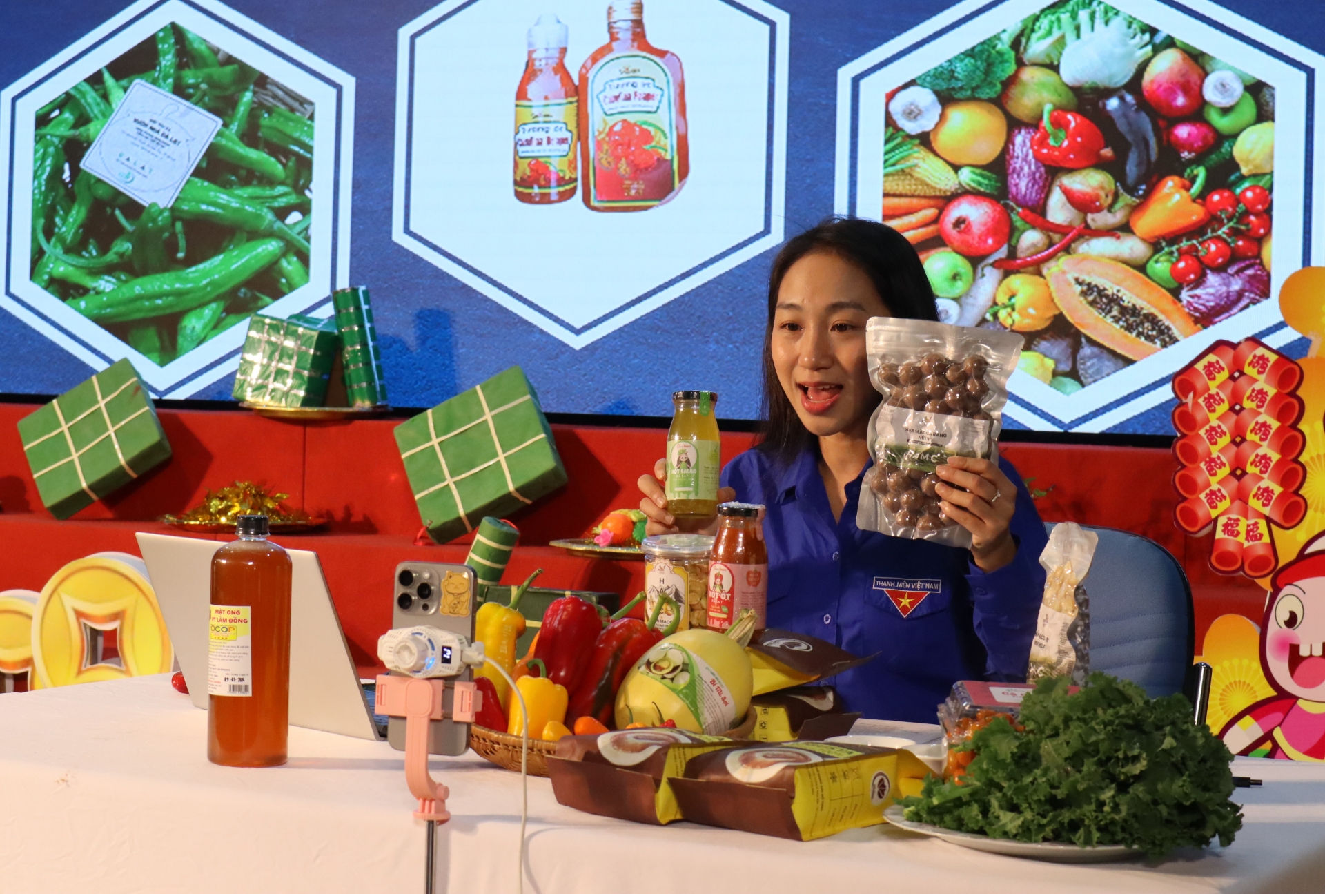 Chị Nguyễn Thị Tường Thảo - KOL kênh TikTok Món lạ Vườn nhà đã thu hút hơn 15.700 lượt tương tác trong phiên livestream của mình