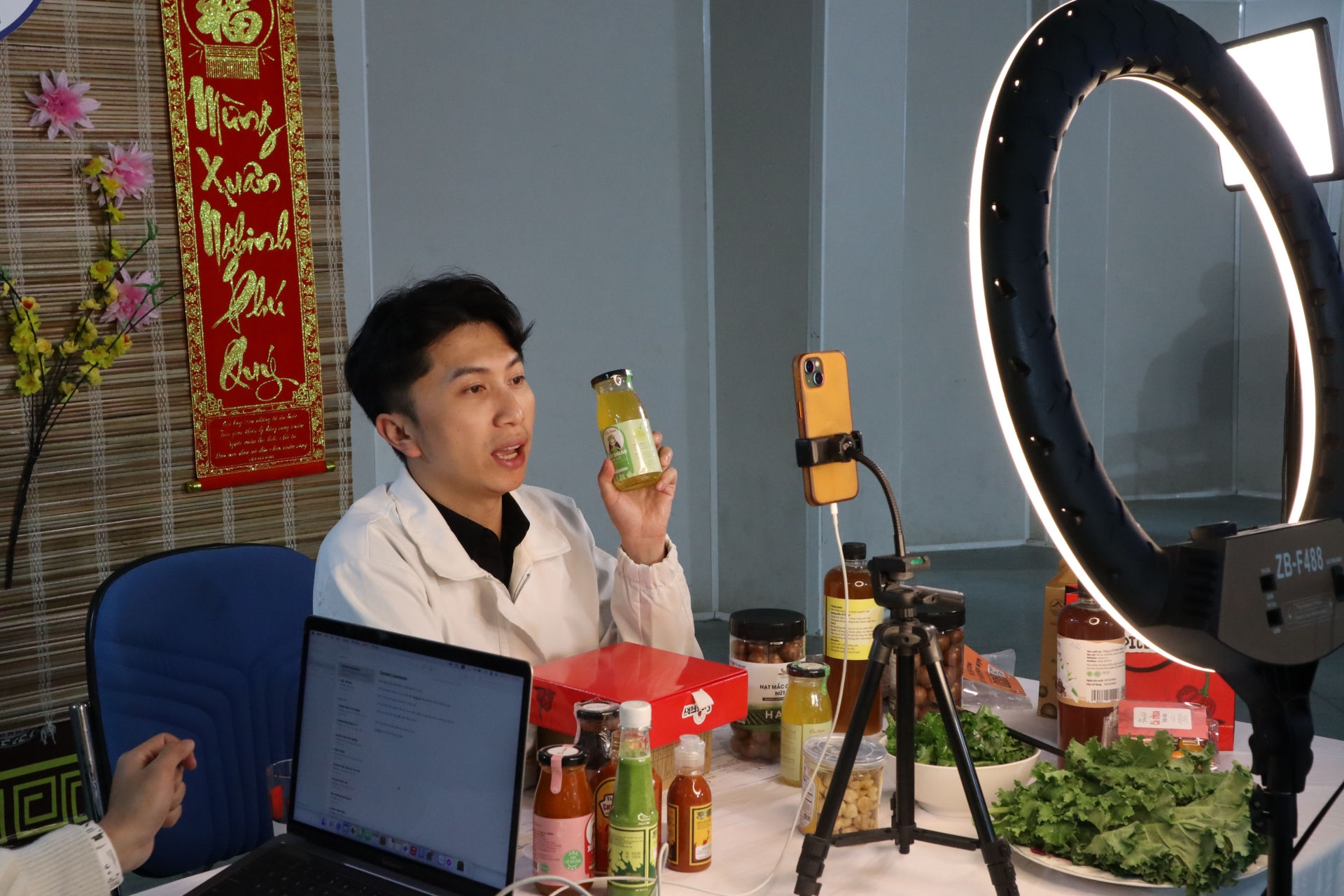 Anh Phạm Hoàng Khánh Vũ - KOL kênh Đi Đà Lạt giới thiệu các sản phẩm OCOP của thanh niên Lâm Đồng