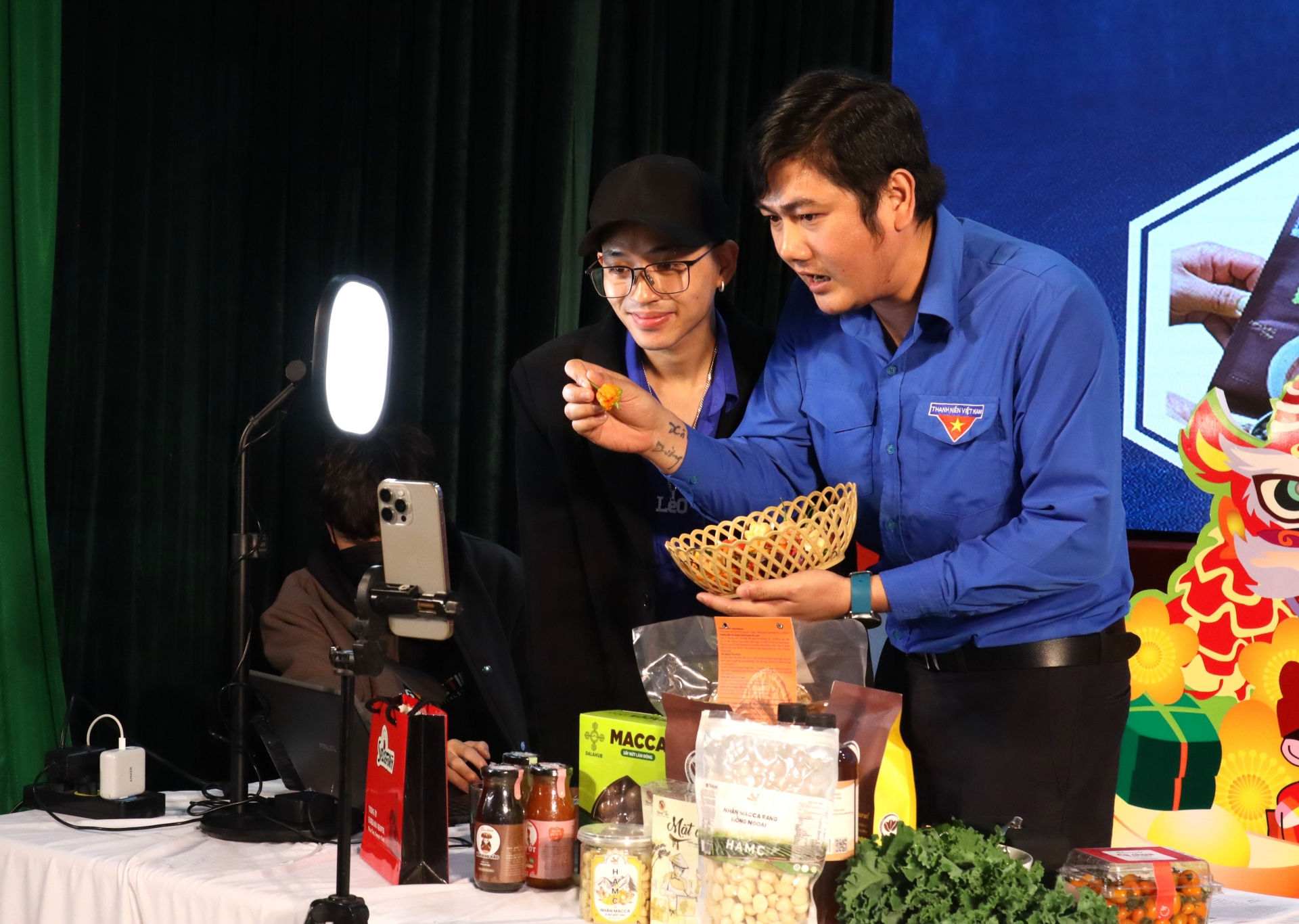 Đoàn viên, thanh niên là chủ thể của sản phẩm OCOP cùng tham gia livestream với các KOL để giới thiệu sản phẩm của mình