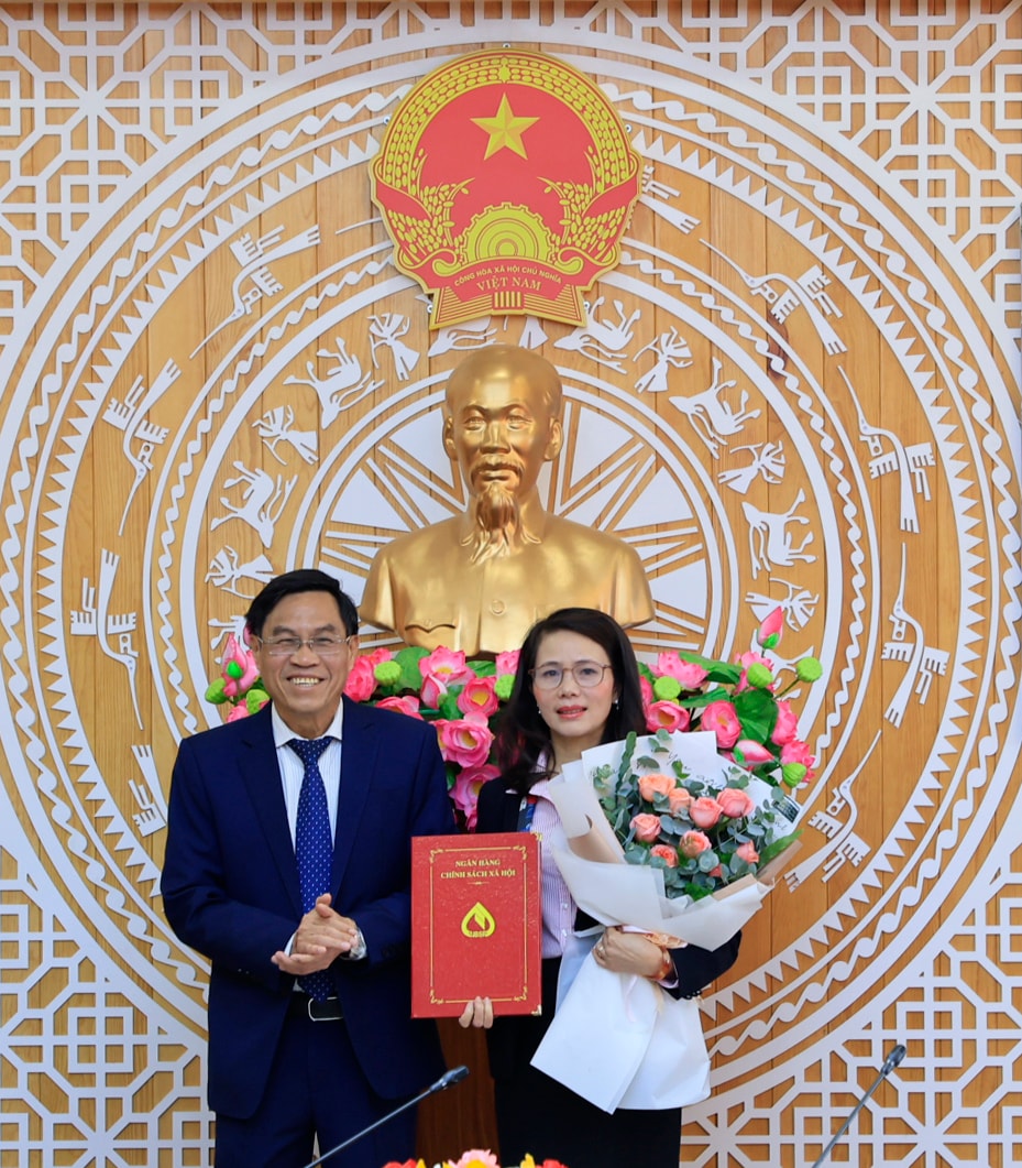 Ông Võ Ngọc Hiệp - Phó Chủ tịch thường trực UBND tỉnh Lâm Đồng, Trưởng Ban đại diện HĐQT NHCSXH tỉnh Lâm Đồng trao Quyết định của Tổng Giám đốc NHCSXH cho bà Nguyễn Thị Ngọc Thu