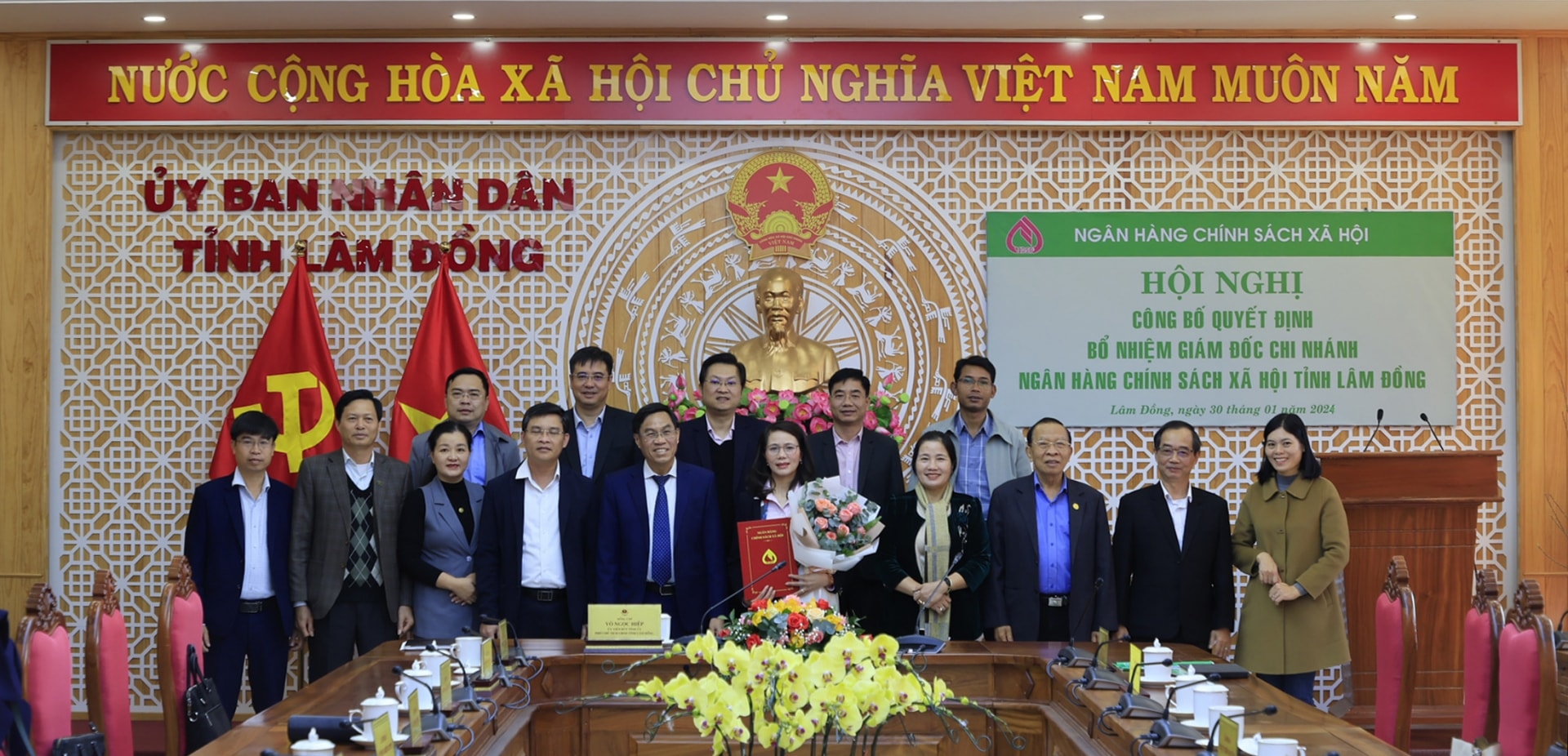 Các thành viên Ban đại diện chúc mừng tân Giám đốc Chi nhánh NHCSXH tỉnh Lâm Đồng Nguyễn Thị Ngọc Thu