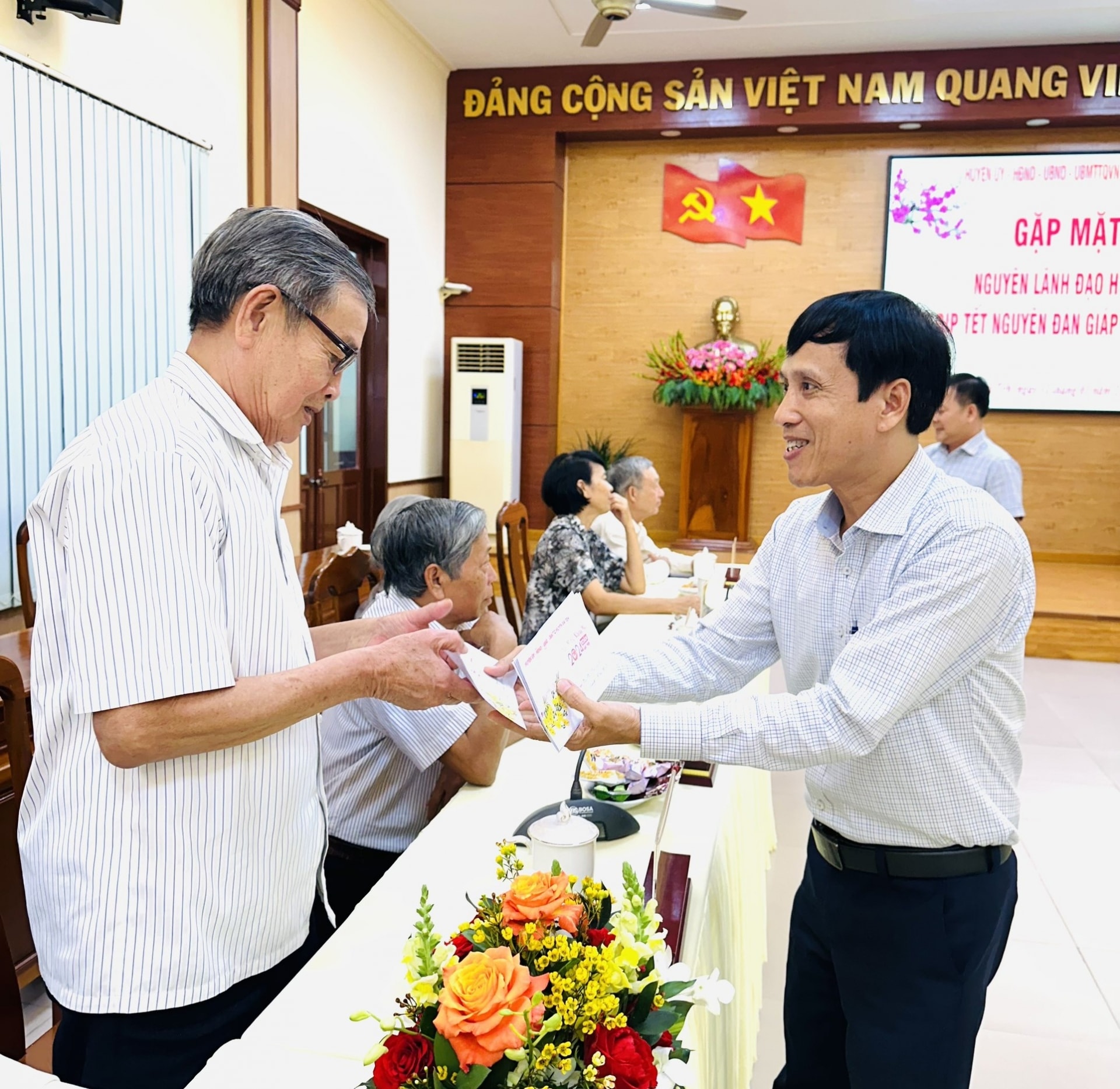 Tặng quà tri ân các thế hệ lãnh đạo đi trước
