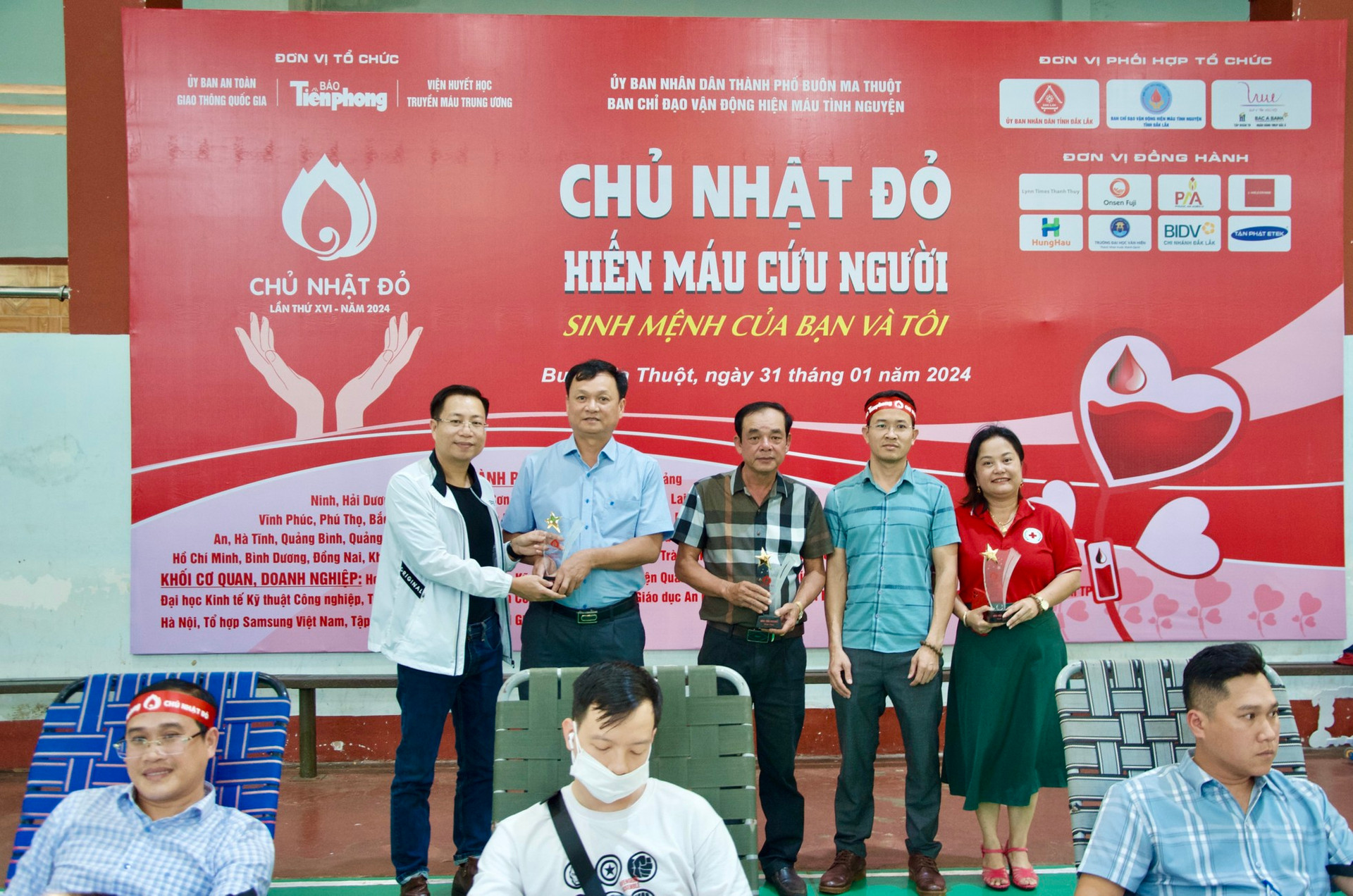 Chủ Nhật Đỏ tại Đắk Lắk: Góp phần giữ nhịp đập trái tim cho những người cần máu ảnh 12