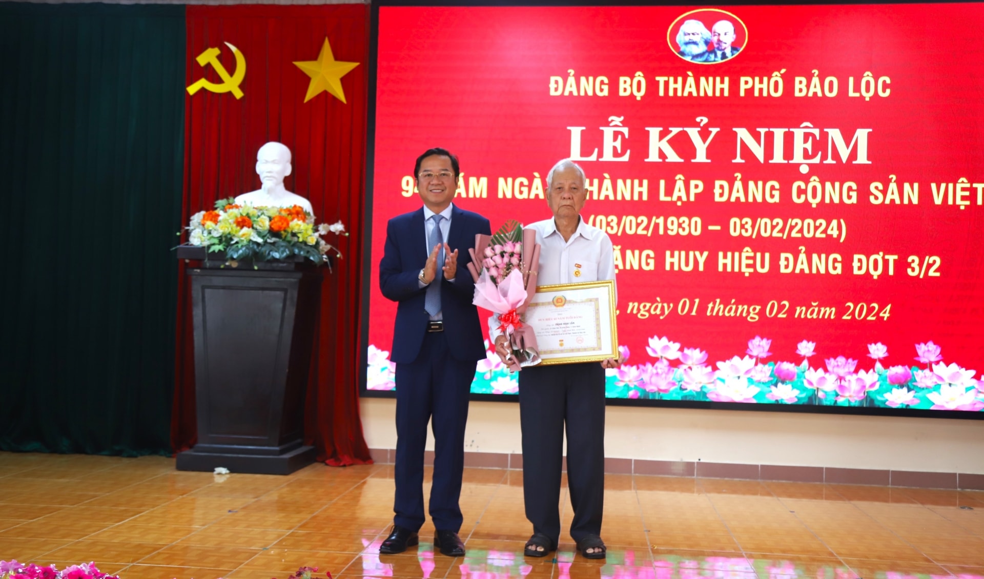Đồng chí Tôn Thiện Đồng - Ủy viên Ban Thường vụ Tỉnh ủy, Bí thư Thành ủy Bảo Lộc trao Huy hiệu 65 năm tuổi Đảng cho đảng viên Trịnh Ngọc Cầm (90 tuổi, ngụ tại xã Lộc Nga)