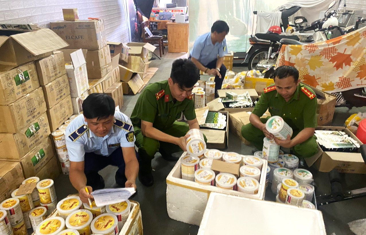 Cơ quan chức năng kiểm tra, thu giữ 171 hộp sữa dạng bột không rõ nguồn gốc tại cửa hàng bà H.