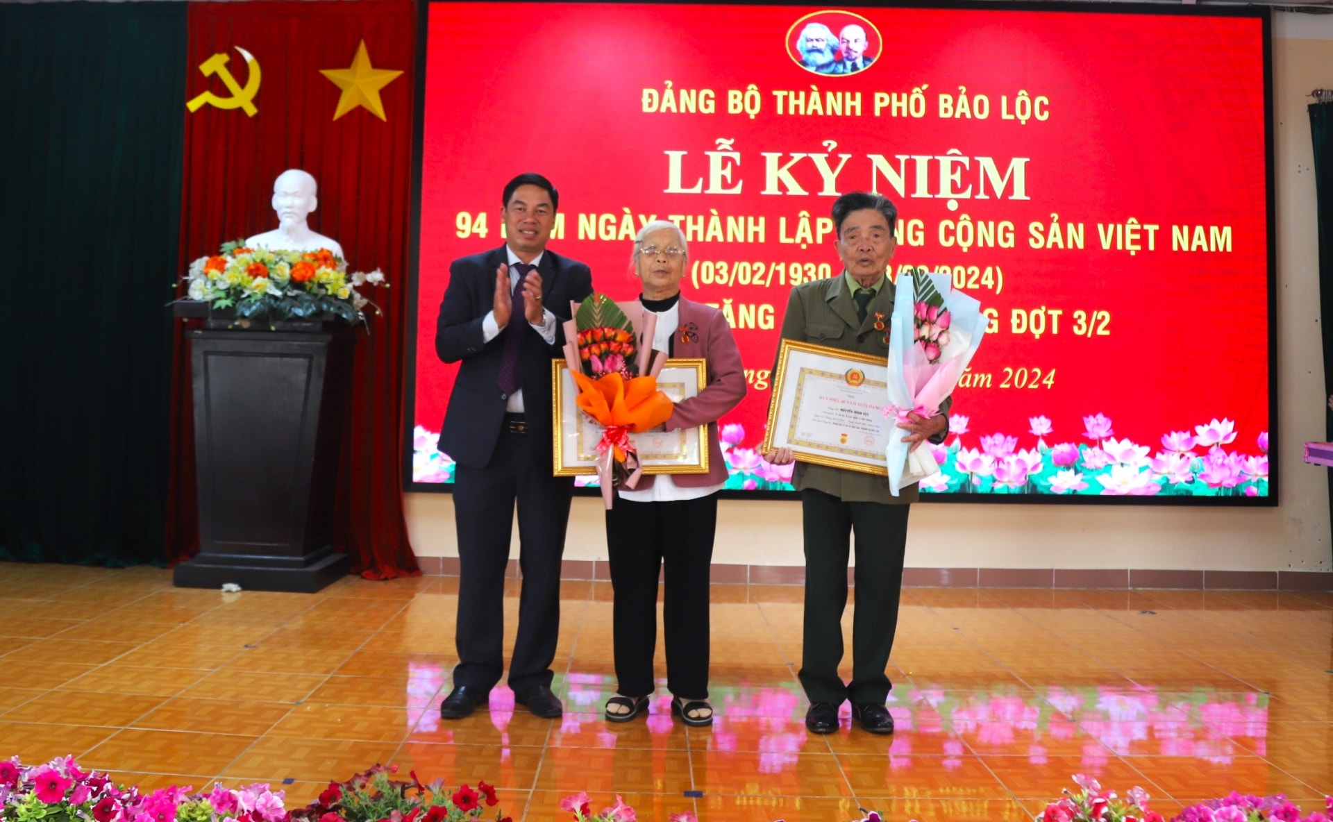 Đồng chí Nghiêm Xuân Đức - Phó Bí thư Thường trực Thành ủy, Chủ tịch HĐND TP Bảo Lộc trao Huy hiệu 60 năm tuổi Đảng cho các Đảng viên