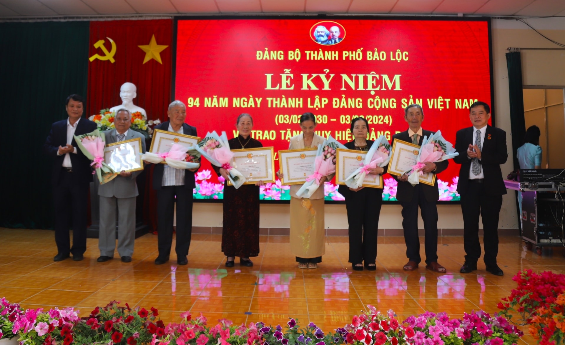 Đồng chí Nguyễn Văn Phương - Chủ tịch UBND TP Bảo Lộc và đồng chí Phùng Ngọc Hạp - Phó Chủ tịch UBND thành phố trao Huy hiệu 55 năm tuổi Đảng cho các đảng viên