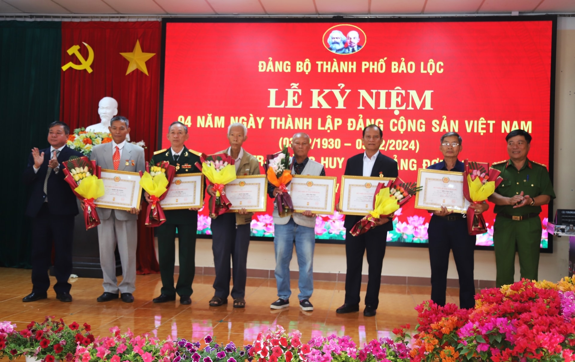 Lãnh đạo TP Bảo Lộc trao Huy hiệu 50 năm và 45 năm tuổi Đảng cho các đảng viên